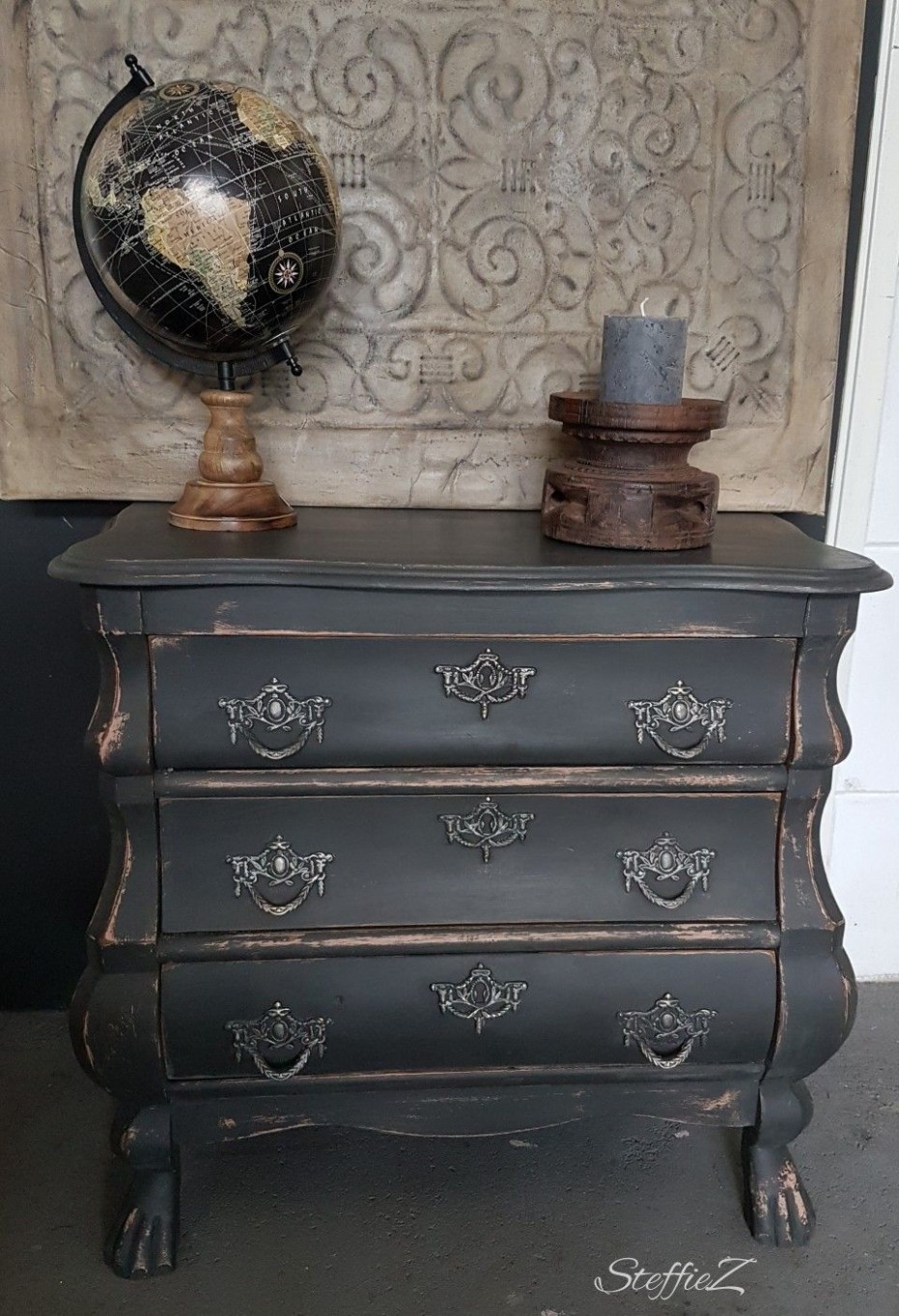 First Lay A Mix Of Annie Sloan Chalk Paint, Original And ..