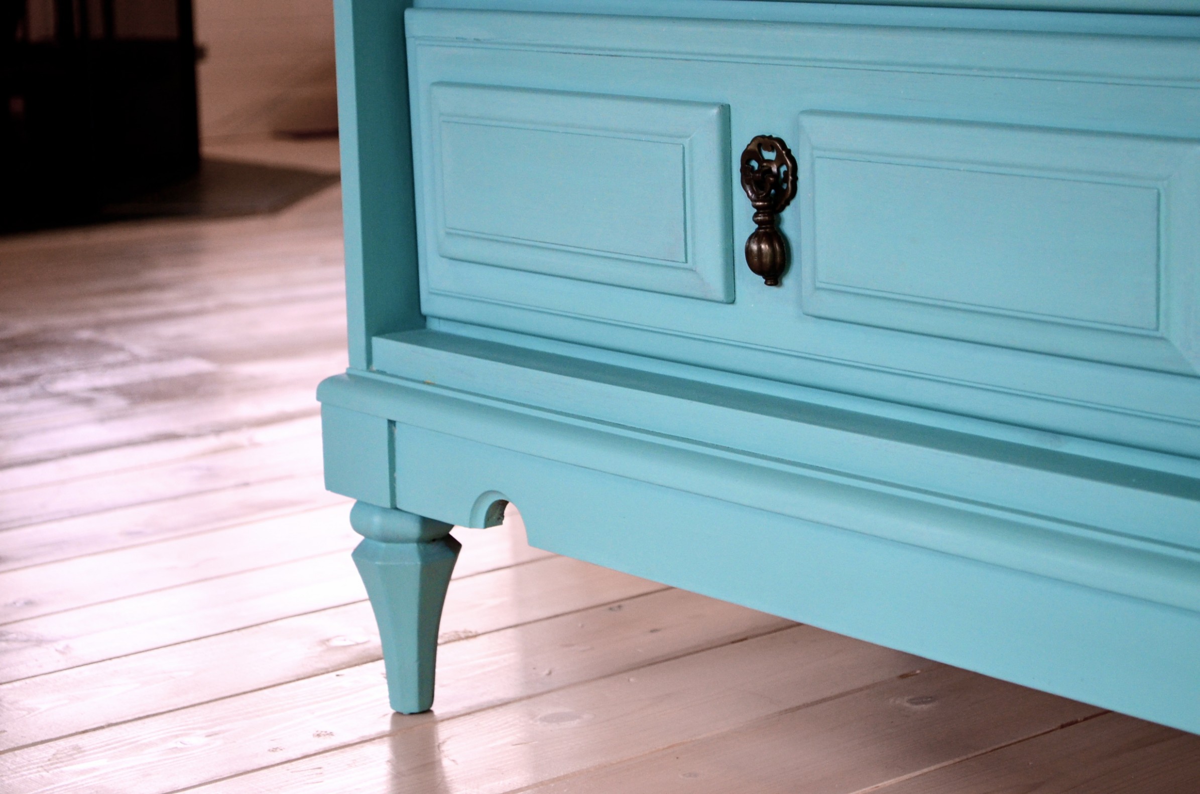 How To: 7 Easy Steps To Refinishing Old Furniture Without Sanding ..