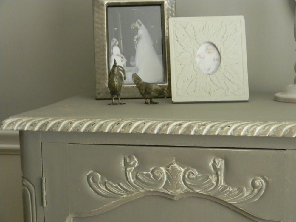 Paint Color Highlight Annie Sloan French Linen And Old White Annie Sloan Chalk Paint French Linen Old White