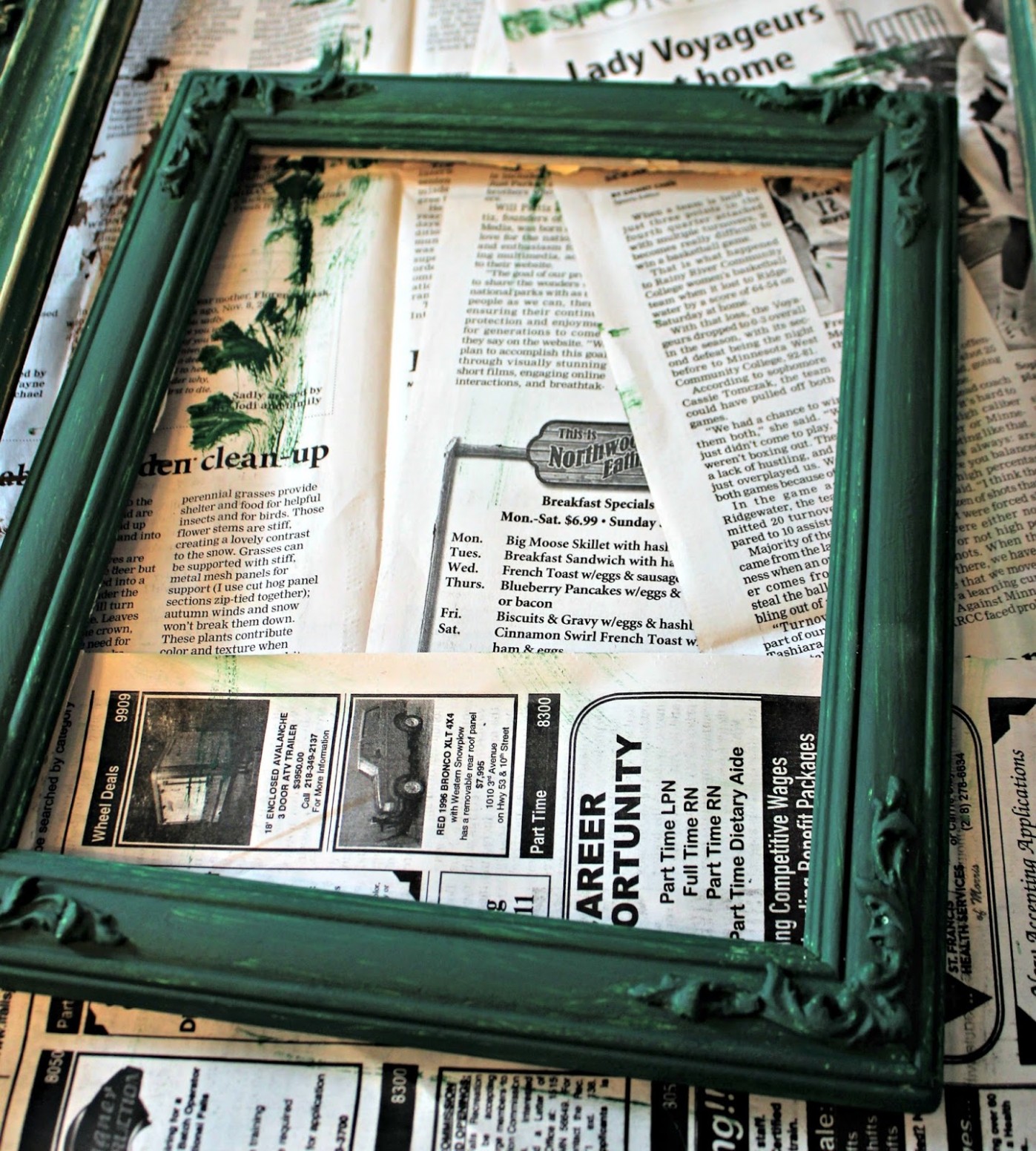 Repurposed Thrift Shop Picture Frame Christmas Tree | Organized ..