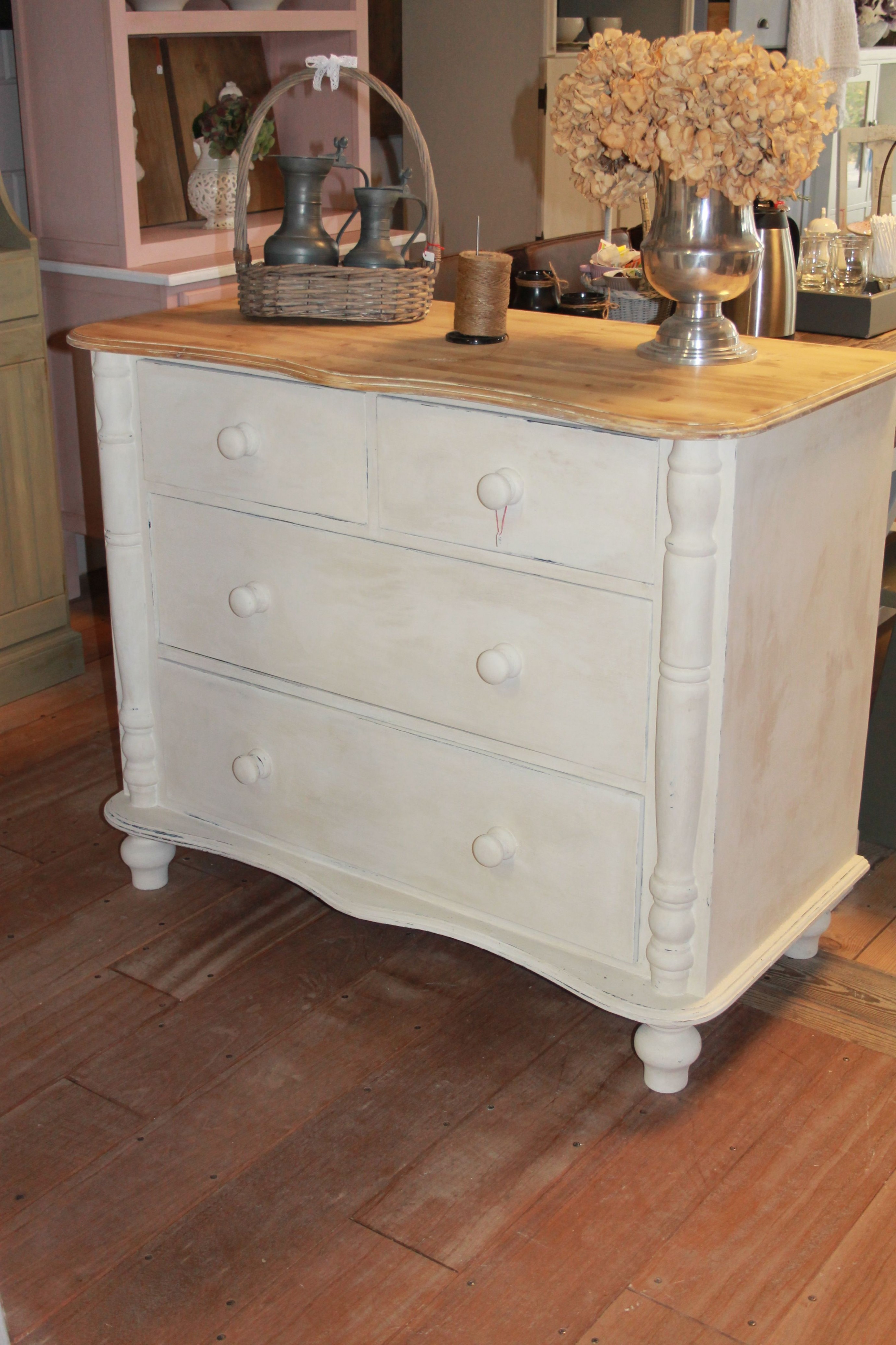 Smal Dresser In Annie Sloan Chalk Paint Original White | Mesas Annie Sloan Chalk Paint Original White